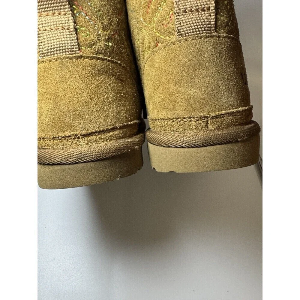 UGG Neumel Chukka Boots Graphic Stitch Logo Suede Look Chestnut Brown Size 2-FM5